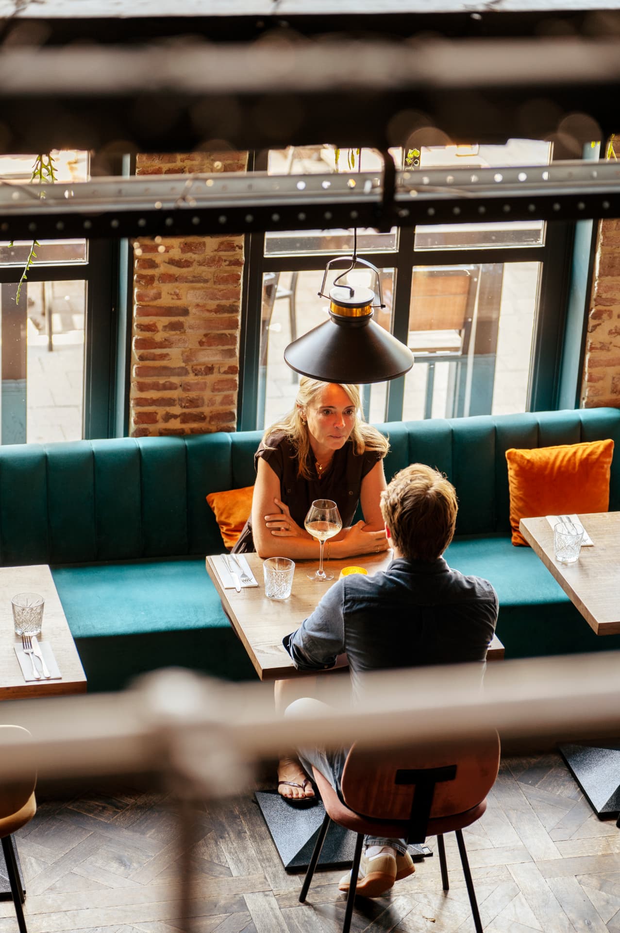 Twee mensen in gesprek aan een tafel in een restaurant