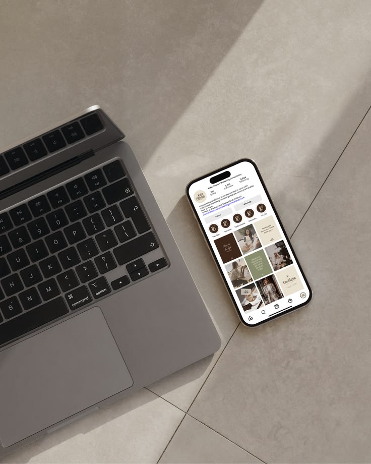 Telefoon met een social feed naast een laptop
