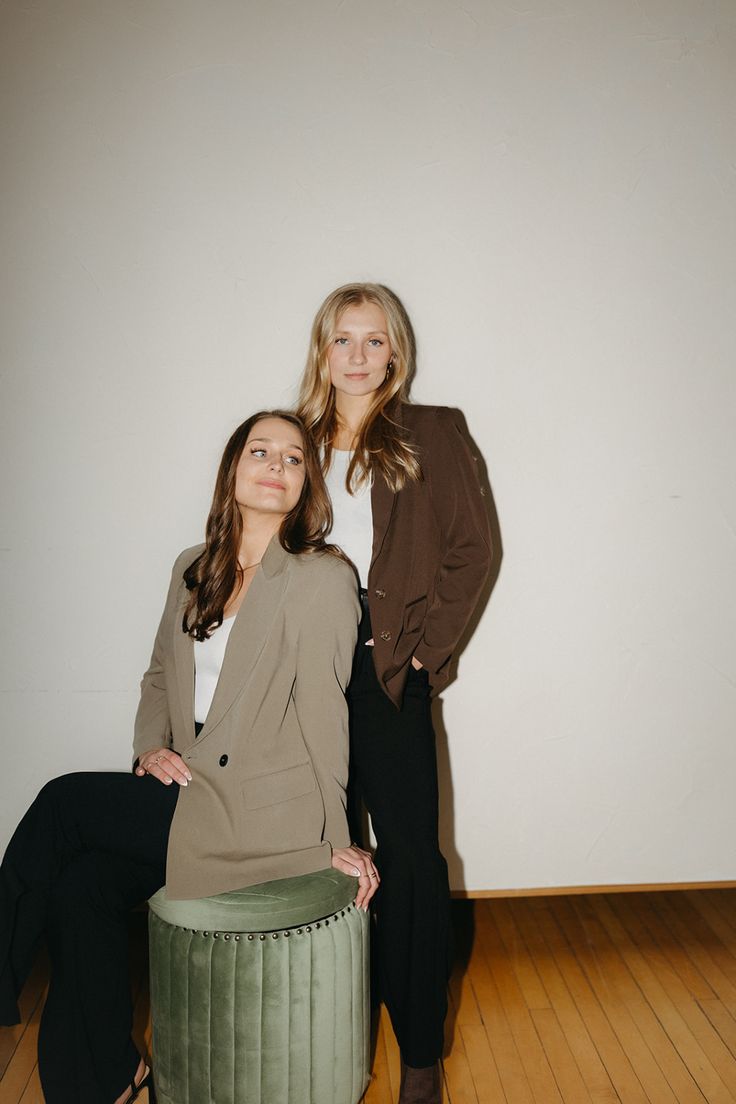 Twee ondernemers poseren in een lichte studio